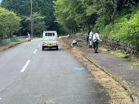 道路の清掃・草刈りの場面