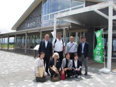 施設前での集合写真